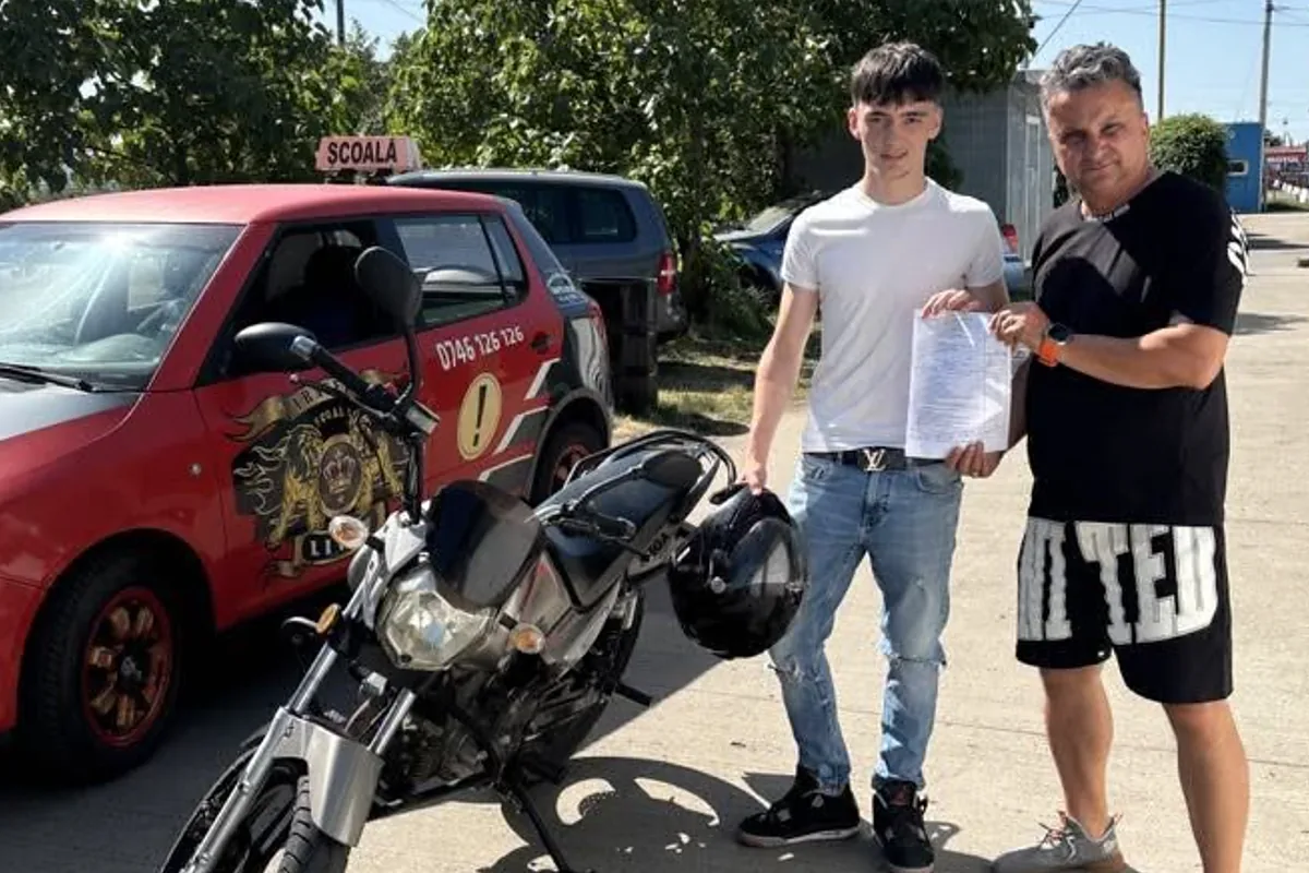 Motocicletă ușoară de școală și mașina roșie a școlii cu numărul de telefon 0746 126 126 pe portieră